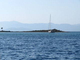 Obraz premium Yacht near the island coast. Sea travel