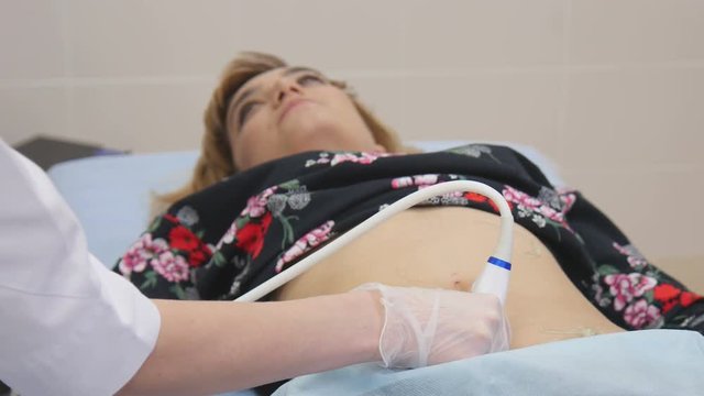 Doktor making ultrasound woman belly