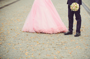 Obraz premium Walking Bride and Groom