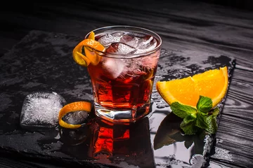 Fotobehang Mezcal Negroni-cocktail. Rokerig Italiaans aperitief. © OlegVD
