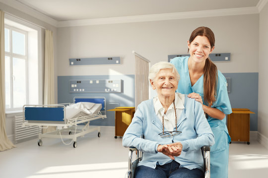 Seniorin im Krankenhaus mit Krankenschwester