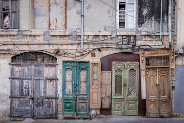 Fototapeta na wymiar old doors in Tel Aviv, Israel