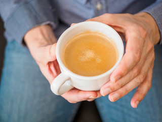 Nahaufnahme auf eine Tasse Kaffee und Männer Hände