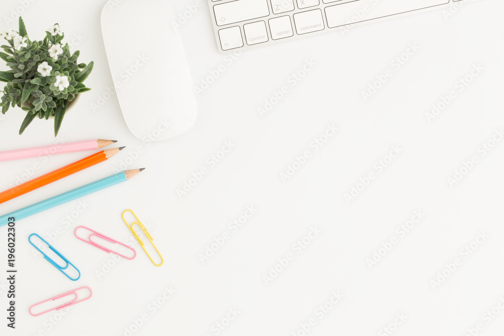 Wall mural flat lay photo of office desk with mouse and keyboard white copy space with pencil top view