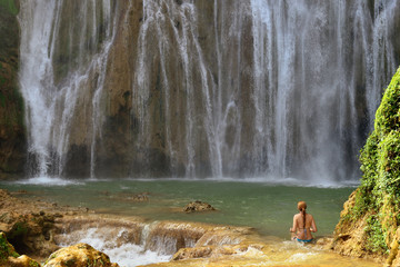 Fototapeta premium Turystyczna kąpiel w wodospadzie Salto el Limon położonym w centrum lasu tropikalnego Samana, Dominikana.