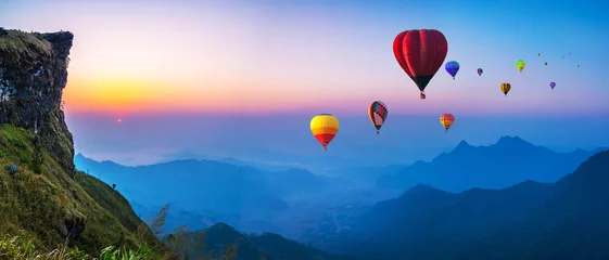 Poster Kleurrijke heteluchtballonnen die over de berg vliegen met zonsopgang op de phucheefa-berg. Provincie Chiang Rai, Thailand © somchairakin