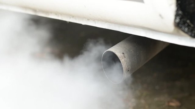 Autoabgase aus einem Auspuff mit Dieselmotor 