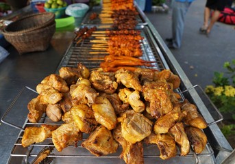 Essen auf einem Markt in Koh Samoi in Thailand