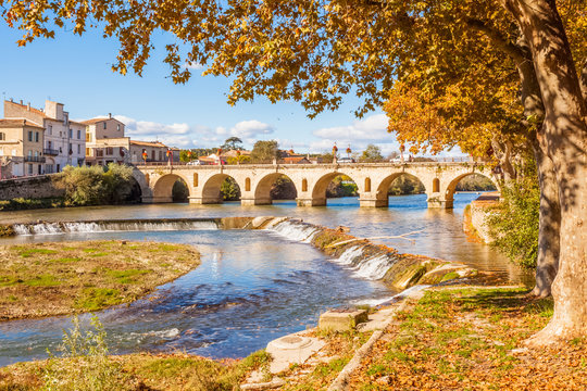 pont romain de Sommières sur la Vidourle et platanes en automne 