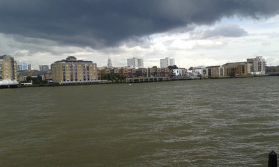 Obraz premium South London Thames walk, Anglia przed burzą