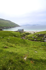 Fototapeta na wymiar Lonely house on the coast in Ireland