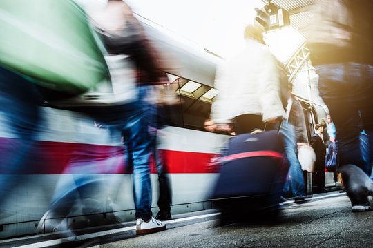 Menschen eilen einen Bahnsteig entlang 