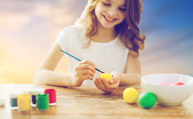 Obraz na płótnie Canvas close up of girl coloring easter eggs