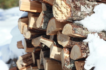 Вязанка дров в снегу