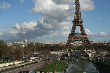 Obraz premium View of the Eiffel Tower from the River Seine, Paris, France