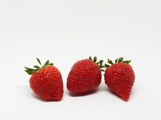 Leckere Erdbeeren auf weißem Hintergrund