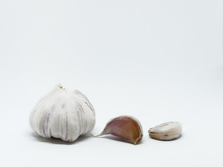 Knoblauchknolle und Knoblauchzehen auf weißem Hintergrund, mit Copy space