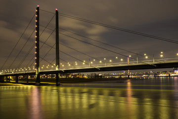 Fototapeta premium Rheinkniebrücke bei Nacht