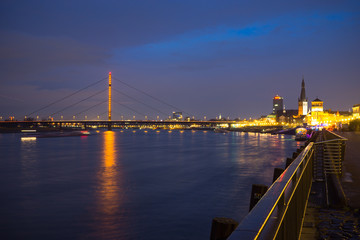 Düsseldorf Oberkassler Brücke bei Nacht mit Altstadt