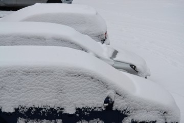 Wintereinbruch - Autos schneebedeckt