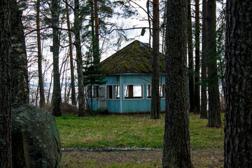 Fototapeta na wymiar The old house on the lake