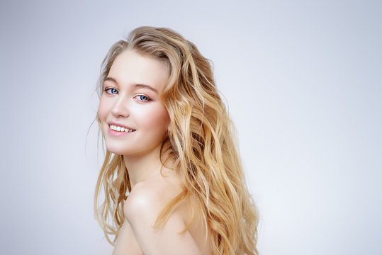 Fototapeta smiling young woman