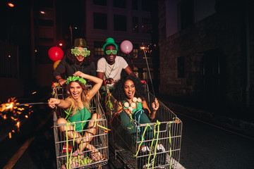 Obraz premium Friends celebrating St.Patrick's day on city street