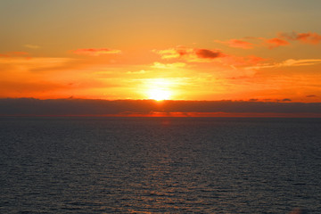 Naklejka premium Sea and sunset with sun rays.