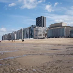 Gordijnen Zicht op het Casino Kursaal gebouw vanaf het strand van Oostende in België © Erik_AJV