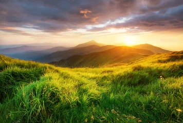 Selbstklebende Fototapete Hügel Bergtal bei Sonnenaufgang. Schöne Naturlandschaft im Sommer.
