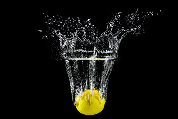 lemon in water splash