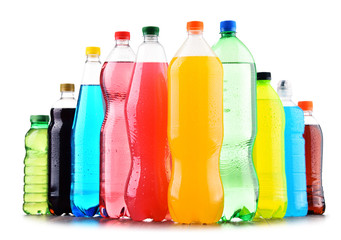 Plastikflaschen mit verschiedenen kohlensäurehaltigen Erfrischungsgetränken über Weiß