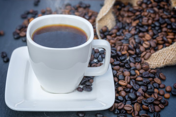 Heißer Kaffee mit frischen gerösteten Kaffeebohnen