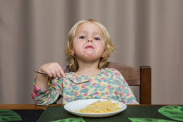 Child eating speghetti