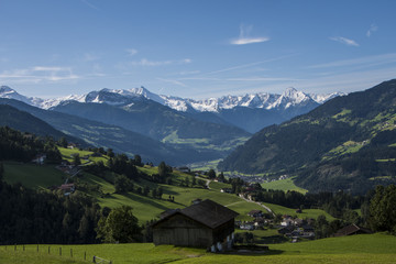 Fototapeta na wymiar Panorama Zillertal von einem Berg