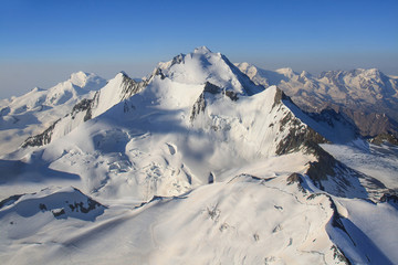 Fototapeta na wymiar Dom, Walliser Alpen, Luftaufnahme