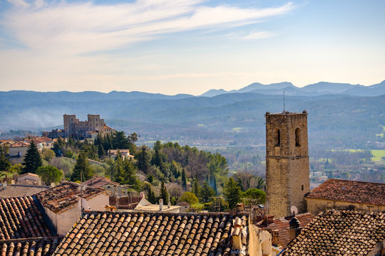Vue panoramique depuis le sommet du village de Fayence, Provence, France.	