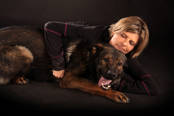 Eine Frau mit Hund
