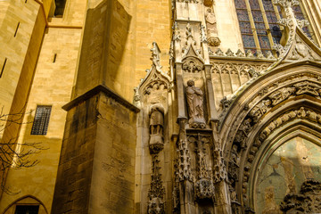 Fragment de la façade de cathédrale  Saint-Sauveur à Aix-en-Provence. Sculpture de Saint Mitre. France.