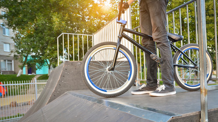 Naklejka premium Close up of a BMX biker in a skating park