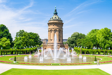 Obraz premium Wasserturm in Mannheim, Baden-Württemberg, Deutschland