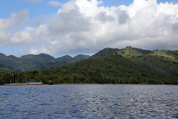 Blick vom Meer auf die Insel Panaon Island