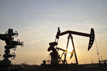 Fototapeta na wymiar Drilling rig at sunset