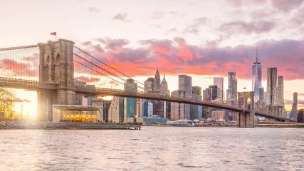 Rolgordijnen Beautiful sunset over brooklyn bridge in New York City © f11photo