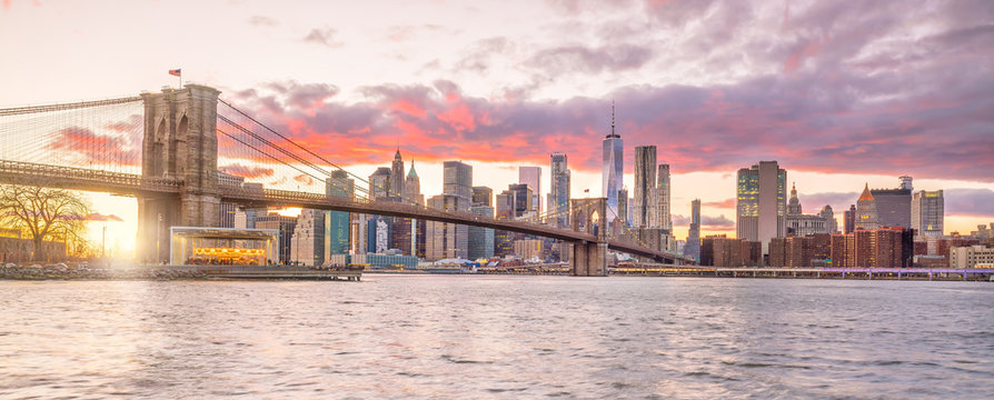 Fototapeta Beautiful sunset over brooklyn bridge in New York City