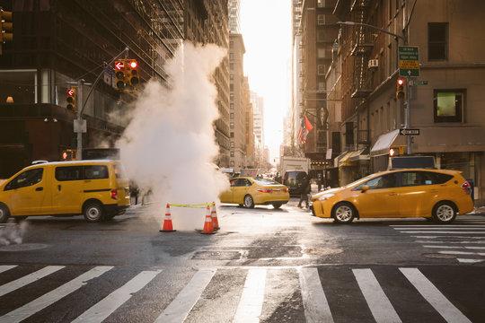 Fototapeta Manhattan ranku wschodu słońca widok z żółtymi taksówkami