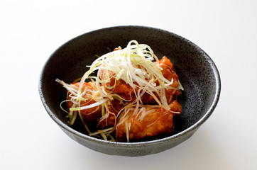 鶏の唐揚げ　チリソースがけ