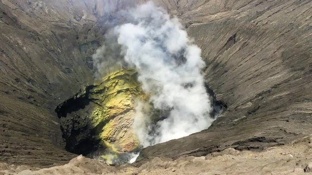 Indonésie, Java : L'activité dans le cratère du volcan Bromo.