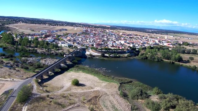 Drone en El Puente del Arzobispo, pueblo español de la provincia de Toledo, en la comunidad autónoma de Castilla La Mancha (España) Video aereo con Dron