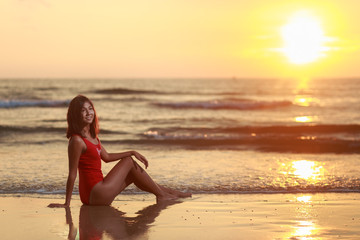 Fototapeta na wymiar Beautiful model under the sunrise at seaside